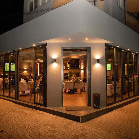 Griffon Bar Food Apartments ستروغا المظهر الخارجي الصورة
